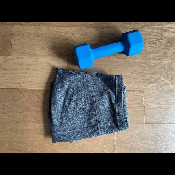 Old navy maternity yoga pants - Picture 3 of 4